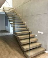 Kit d'escalier flottant préfabriqué à cantilever avec support mural pré-soudé, marches en chêne et système de garde-corps en verre