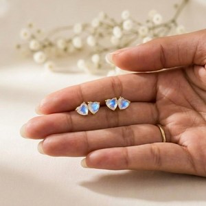 Boucles d'oreilles clous en pierre de lune arc-en-ciel en forme de cœur, finition dorée, avec pierre précieuse naturelle en forme de cœur, bijoux minimalistes, délicats et élégants - Product Image 5