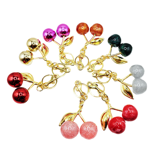 Para monederos y bolsos de entrenador, abalorio y llavero de bolso de cereza roja, resina impresa UV con accesorio de estilo de dibujos animados de acrílico brillante - Product Image 4