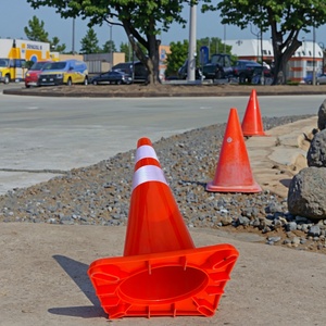 Cônes de signalisation routière réfléchissants rouges en PVC de 700 mm pour une visibilité élevée sur la route - Product Image 5