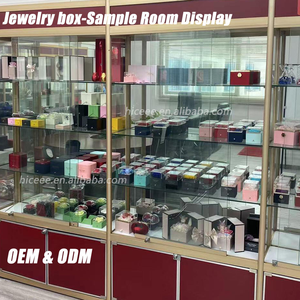 Boîte à bijoux carrée en fleurs séchées éternelles faites à la main avec des roses écologiques durables, boîte à anneaux, boîte à colliers - Product Image 5