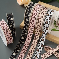 Ruban imprimé léopard à motif cœur de 1,5 cm, idéal pour la confection de nœuds pour chapeaux, accessoires capillaires, emballage de bouquets et matériel d'artisanat DIY