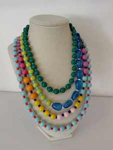 قلادة خرز زجاجية ملونة بتصميم بسيط مخصص، قلادة يدوية الصنع من الخرز الأكريليك قوس قزح، مجوهرات غير مسببة للحساسية للنساء كهدايا - Product Image 1