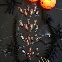 Faux Ongles Gothiques Acryliques Rouge Sang Effet Couteau Serpent Ghostface Longs Stilettos Horreur Halloween pour Femmes Vente en Gros