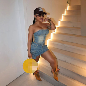 Set di Jeans alla Moda per Donne: Top Corto Senza Spalline <span class=keywords><strong>con</strong></span> <span class=keywords><strong>Bottoni</strong></span> e Minigonna <span class=keywords><strong>con</strong></span> Tasche, Completo Casual in Due Pezzi - Product Image 2