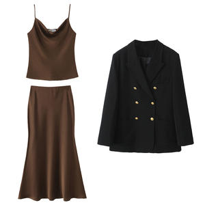 Ensemble automne pour femme Happy Plus : Trench-coat marron ambré, jupe et veste noire en satin uni, confortable, grandes tailles - Product Image 3