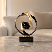 Sculpture d'anneau moderne en résine noire et dorée avec sphère centrale et base carrée pour la décoration du salon et du bureau - Vente en gros
