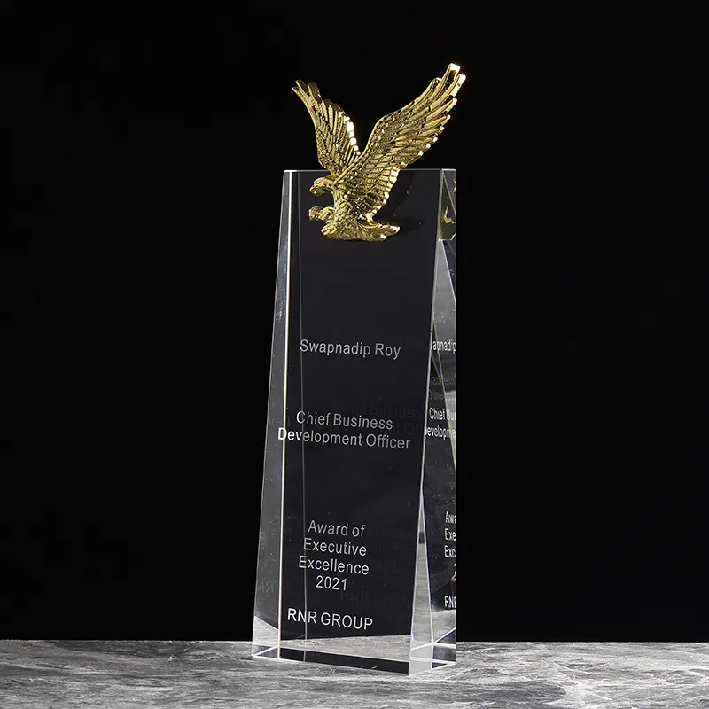 Troféus de cristal transparente dourado metal águia logotipo de vidro troféus personalizado