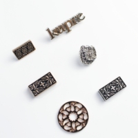 Étiquettes métalliques personnalisées faites à la main en argent et bronze, accessoires de couture vintage en alliage pour vêtements, chapeaux, étiquettes plaquées pour l'identification des vêtements
