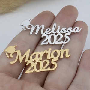 Broche Conmemorativo de Graduación para Estudiantes, de Acero Inoxidable, con Nombre en Inglés, Diseño de Birrete Doctoral, Simple y Sofisticado - Product Image 2