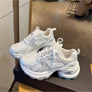 Chaussures décontractées tendance pour femme, style Dad Shoes, en maille légère argentée et blanche, à semelle épaisse, rehaussantes et amincissantes - Product Image 3