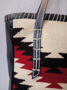 Bolso Tote de Hombro Casual de Cuero Genuino Marrón Hecho a Mano para Mujer KAMARVY con Forro de Algodón Premium y Cierre de Cremallera Resistente Feather Two - Product Image 2