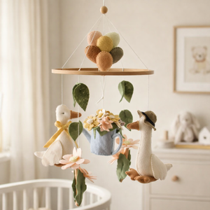 Accessori per la cameretta del bambino, mobile da culla personalizzato in feltro con animali da fattoria e palloncini, regalo personalizzato per neonati - Product Image 1