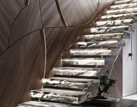 Escalier droit sur mesure de luxe, fabriqué avec des accents en nickel brossé et des marches larges, pour les lofts résidentiels haut de gamme