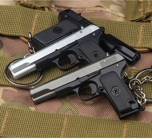 Mini <span class=keywords><strong>pistolet</strong></span> porte-clés réaliste modèle TT33, emballé individuellement comme un breloque de collection pour les amateurs de pistolets militaires - Product Image 3