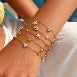Pulsera de moda con dijes chapada en oro de 18k con diseño de corazón, estrella, ojo turco y trébol para mujer, regalo de joyería. - Product Image 1