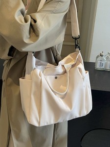 <span class=keywords><strong>Sac</strong></span> fourre-tout léger de grande capacité pour <span class=keywords><strong>femme</strong></span>, <span class=keywords><strong>sac</strong></span> à bandoulière imperméable avec design multi-poches pour les voyages, le shopping, l'école et le quotidien - Product Image 2