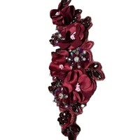 Dentelle brodée avec des motifs floraux, garniture en strass, dentelle perlée, applique en dentelle