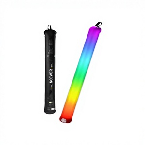 <span class=keywords><strong>NEEWER</strong></span> 90CM <span class=keywords><strong>RGB</strong></span> 30W Tube Lumineux Portable pour Photographie de Portrait et Diffusion en Direct, Température de Couleur 2700K-6500K, Bâton Lumineux en TPU - Product Image 1