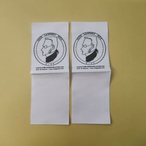Étiquettes tissées en satin pour vêtements, personnalisées avec logo, en polyester, pliées au centre, pour l'entretien des vêtements, haute densité, pour manches de T-shirt - Product Image 1