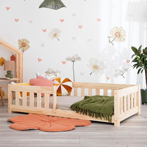 Hoogwaardig modern tweepersoons Montessori vloerbed met hoge leuningen, milieuvriendelijk, duurzaam, massief houten frame, op maat gemaakte kleuren, voor kinderen - Product Image 1