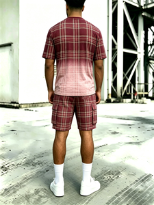 Ensemble urbain 2 pièces pour homme : T-shirt rouge à carreaux dégradé col en V et short cargo à carreaux - Product Image 2