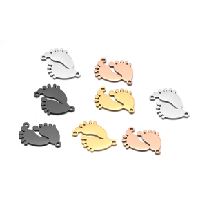 Breloques Adorables et Économiques en Acier Inoxydable Poli Miroir Plaqué Or 18K en Forme de Pieds de Bébé pour la Fabrication de Bijoux DIY en Gros - Product Image 1