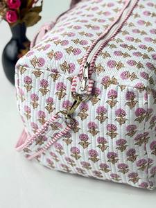 Bolsa de Viaje Acolchada de Algodón, Hecha a Mano, Elegante, Ligera, Duradera, con Estampado Tradicional, Perfecta para Viajes de Fin de Semana - Product Image 2