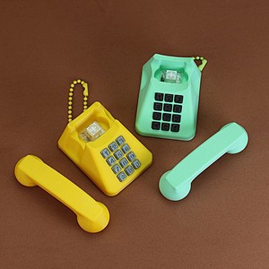 Porte-clés anti-stress imprimé en 3D en forme de téléphone rétro, jouet fidget nostalgique, petit cadeau - Product Image 1