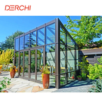 Maison préfabriquée en aluminium avec toit en verre triangulaire extérieur, véranda en verre
