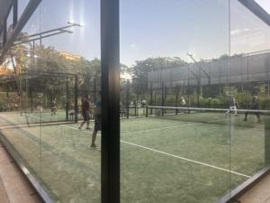Pista de Pádel Premium con Certificación CE, Configuración de Grado Torneo de 20x10m con Paredes de Vidrio Templado Certificado CE y Instalaciones Auxiliares - Product Image 2