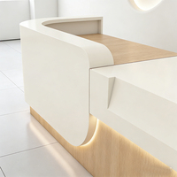 Bureau de réception moderne et luxueux, personnalisé, écologique, durable, avec dessus en marbre blanc brillant et courbé.