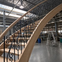 Escalier en colimaçon courbé directement de l'usine, balustrade en fer filigrané artisanal, marches en chêne massif, OEM ODM, escalier sur mesure, MOQ 1 ensemble