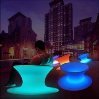 Mobilier de bar LED moderne en gros 360 chaise et tabouret gyroscopique rotatif 16 couleurs écologiques pour l'extérieur et le salon