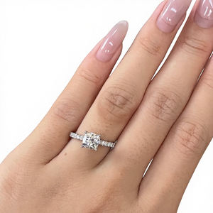 Anillo de Compromiso de Plata con Moissanita Corte Cojín y Micro Pavé para Mujer, Estilo Clásico, Regalo de Aniversario de Bodas, Rodio - Product Image 1