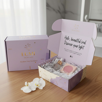 Boîte cadeau carrée en carton ondulé avec logo personnalisé, pelliculage mat et gaufrage pour emballage PR, recyclable