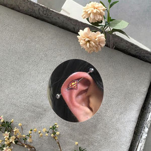 Acero inoxidable Industrial Barbell Oreja Andamio Barbell <span class=keywords><strong>Superman</strong></span> Logo Cartílago Oreja Piercing Moda Joyería del cuerpo - Product Image 3