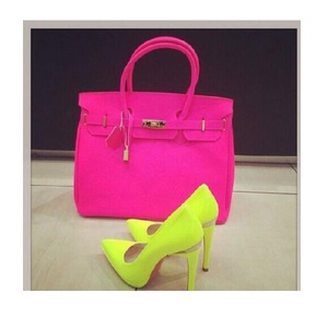 Sac à main tendance pour femme en similicuir avec fermeture éclair, deux poignées, idéal pour le shopping, les voyages, le travail, le quotidien, les sorties décontractées et les événements. - Product Image 1