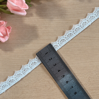 Nouveau design de ruban en maille blanc laiteux à festons étroits de 1,5 cm, dentelle brodée florale soluble dans l'eau pour la confection de vêtements, l'artisanat et le bricolage