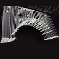 Rideaux suspendus en cristal transparent de luxe avec des fleurs pour la décoration de scène de fête de mariage