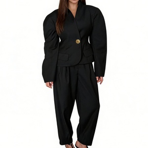 Completo da Donna <span class=keywords><strong>con</strong></span> <span class=keywords><strong>Blazer</strong></span> Nero a Maniche a Sbuffo e Pantaloni - Elegante Outfit Formale da Ufficio <span class=keywords><strong>con</strong></span> Dettagli in <span class=keywords><strong>Oro</strong></span> Sehe Fashionbisou - Product Image 1