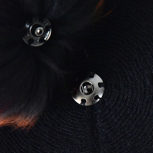 Bérets tricotés d'hiver personnalisés avec <span class=keywords><strong>gros</strong></span> pompons moelleux en <span class=keywords><strong>fourrure</strong></span> de raton laveur Chapeaux béret classiques de style français pour femmes Casquettes béret en laine pour femmes - Product Image 2