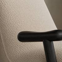 Fauteuil moderne en bouclette blanc crème avec accent en teck doré massif en forme de T pour salon, chambre et hôtel