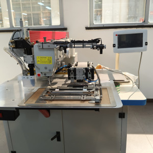Máquina de coser bolsillos de una sola cabeza DS-3520JG con corte de patrones de bolsillos de jeans por láser y plegado en frío - Product Image 3