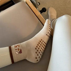 Meias Antiderrapantes de Algodão Macio com Logo Personalizado Meias para Yoga e Pilates sem Limite de Quantidade - Product Image 5