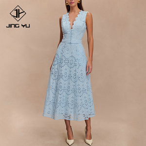 Robe midi brodée sans manches à col en V profond et boutonnée, ajourée, en coton biologique personnalisé, collection été 2026 - Product Image 1