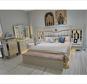 Meubles de chambre à coucher de luxe avec miroir éclairé par LED, meubles de chambre à coucher de haute qualité avec finition brillante - Product Image 1
