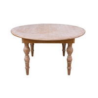 Table ronde en pin massif de style farmhouse, avec pieds tournés artisanalement et design démontable, idéale pour les événements de mariage et la location