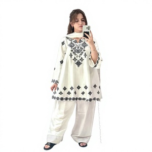 Conjunto de Kurta y Salwar de Algodón Blanco para Mujer, Bordado, Corte Holgado, Patrón Geométrico, Bordado a Mano, Estilo Casual de Verano - Product Image 1