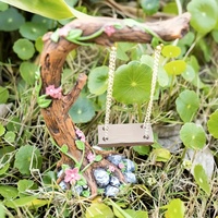 Vintage boomstronk tuindecoratie met schommel, roze bloemensculptuur, succulenten plantenbak ornament voor buiten tuin terras huis